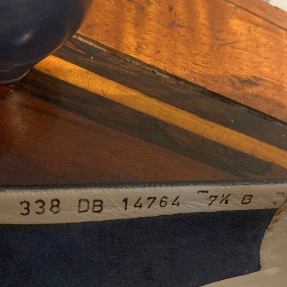 Salvatore Ferragamo Vintage Navy Blue shoes with bows and gold hardware. 7 1/2. - Picture 5 of 8